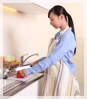 台所に立つ女性